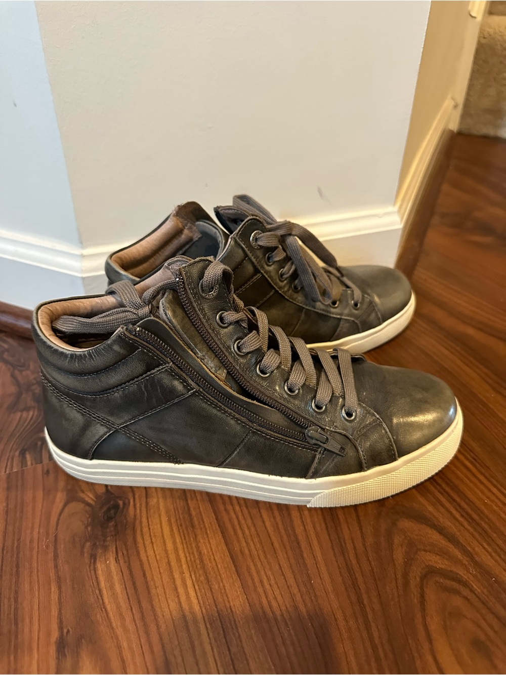 Taos Winner High Top Leather Sneaker Grey Charcoal Dual Zip (Women's 9.5)
